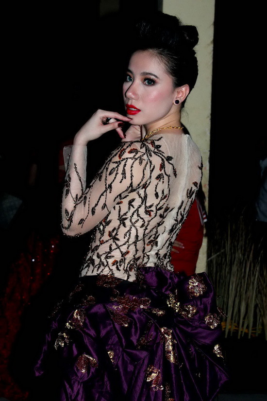 Người đẹp Chung Thục Quyên cho biết, cô rất tự tin khi diễn chiếc đầm ren xuyên thấu của NTK Hoàng Hải vì nó vừa vặn với cô.