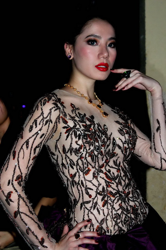 Là hai trong số người mẫu xuất hiện trong chương trình Duyên dáng Việt Nam lần thứ 25 diễn ra tối 29.12 tại nhà hát Hòa Bình, người đẹp Chung Thục Quyên và Trà Ngọc Hằng bỗng dưng được chú ý gấp bội không phải chính bởi nhan sắc tuyệt trần mà vì phong cách khoe ngực táo bạo khi diện những mẫu đầm dạ hội ren xuyên thấu không cần sử dụng nội y hay miếng dán ngực