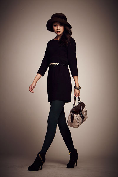 Sang trọng với trang phục ton sur ton từ đầu đến chân. Túi xách màu tương phản là sự lựa chọn thông minh. Sang trọng với trang phục ton sur ton từ đầu đến chân. Túi xách màu tương phản là sự lựa chọn thông minh.