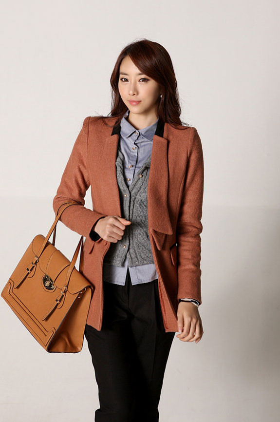 Những mẫu túi xách làm bằng da cao cấp, kiểu túi hình chữ nhật, hình vuông, quai đeo hoặc cầm tay mang lại vẻ sang trọng, lịch thiệp cho bạn gái làm việc nơi công sở. Không thể bỏ qua style túi hộp to, quai ngắn, đeo tay như thế này.
