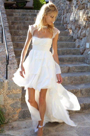 “Những cô dâu thời trang nhất năm 2011” ảnh 5 Chân dài nổi tiếng người Ba Lan Anja Rubik đẹp rạng ngời trong chiếc váy cưới hiệu Emilio Pucci.