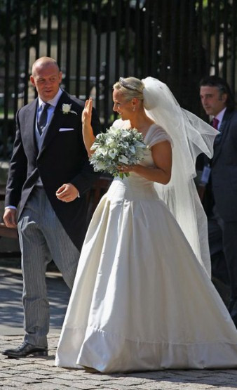 Zara Phillips, cháu ngoại nữ hoàng Anh, đã trở thành vợ của cầu thủ bóng bầu dục Mike Tindall vào ngày 30/7 tại Edinburgh, Scotland. Chiếc váy cưới do Stewart Parvin thiết kế khiến cô dâu Hoàng gia trông yểu điệu hơn hẳn so với hình ảnh rắn rỏi thường ngày của một vận động viên cưỡi ngựa. Cháu ngoại nữ hoàng Anh - Zara Philips, đã trở thành vợ của cầu thủ bóng bầu dục Mike Tindall vào ngày 30/7 tại Edinburgh, Scotland. Chiếc váy cưới do Stewart Parvin thiết kế khiến cô dâu Hoàng gia trông yểu điệu hơn hẳn so với hình ảnh rắn rỏi thường ngày của một vận động viên cưỡi ngựa.
