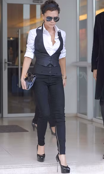 Nhưng vì sao lại là câu chuyện mang tên những đôi giày của Victoria Beckham? Vì nó gắn bó với cô mọi lúc, mọi nơi theo từng giai đoạn. Từ khi còn trẻ, đến lúc là mẹ của 4 quý tử, lúc mang bầu, sau khi sinh... Từ lúc đi mua sắm, đi dạo, làm việc, hay là trên thảm đỏ...