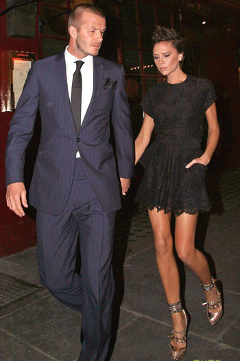 Sau khi đã chán giày không gót hoặc những đôi giày cao tới 15cm, bà Beck chuyển sang diện những đôi giày trang trí đinh sắc nhọn trông rất nguy hiểm. Nguồn: Tin247 Sau khi đã chán giày không gót hoặc những đôi giày cao tới 15cm, bà Beck chuyển sang diện những đôi giày trang trí đinh sắc nhọn trông rất nguy hiểm. Nguồn: Tin247