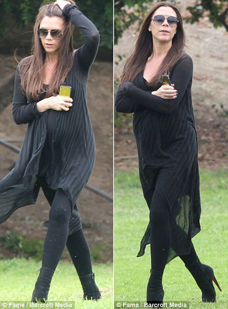 Ngay cả khi mang bầu? Ảnh lúc Vic đang mang bầu ở tháng thứ 8 nhưng nhờ vóc dáng mình hạc xương mai cho nên nhìn cô không quá phát tướng. Nếu những phụ nữ mang bầu ở thời kỳ này thường nằm nhà nghỉ ngơi thì cựu thành viên Spice Girls thường xuyên di chuyển khắp nơi với những đôi giày cao gót thuộc diện hàng khủng. Nguồn: Tienphong Ngay cả khi mang bầu? Ảnh lúc Vic đang mang bầu ở tháng thứ 8 nhưng nhờ vóc dáng mình hạc xương mai cho nên nhìn cô không quá phát tướng. Nếu những phụ nữ mang bầu ở thời kỳ này thường nằm nhà nghỉ ngơi thì cựu thành viên Spice Girls thường xuyên di chuyển khắp nơi với những đôi giày cao gót thuộc diện hàng khủng. Nguồn: Tienphong