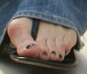 Không thể phủ nhận giày cao gót là "vũ khí" lợi hại của phái đẹp. Những Ngôi sao nổi tiếng hàng đầu thế giới không thể thiếu đi "vũ khí" này. Nhưng đối với Victoria Beckham, câu chuyện về đôi giày cao gót luôn hấp dẫn. Vì có vẻ như nó chưa bao giờ rời khỏi bàn chân cô, bất kể lúc nào, bất kì ở đâu. Và hậu quả là - Bàn chân cô sưng phồng vì đi giày cao gót như thế này đây! Không thể phủ nhận giày cao gót là "vũ khí" lợi hại của phái đẹp. Những Ngôi sao nổi tiếng hàng đầu thế giới không thể thiếu đi "vũ khí" này. Nhưng đối với Victoria Beckham, câu chuyện về đôi giày cao gót luôn hấp dẫn. Vì có vẻ như nó chưa bao giờ rời khỏi bàn chân cô, bất kể lúc nào, bất kì ở đâu. Và hậu quả là - Bàn chân cô sưng phồng vì đi giày cao gót như thế này đây!