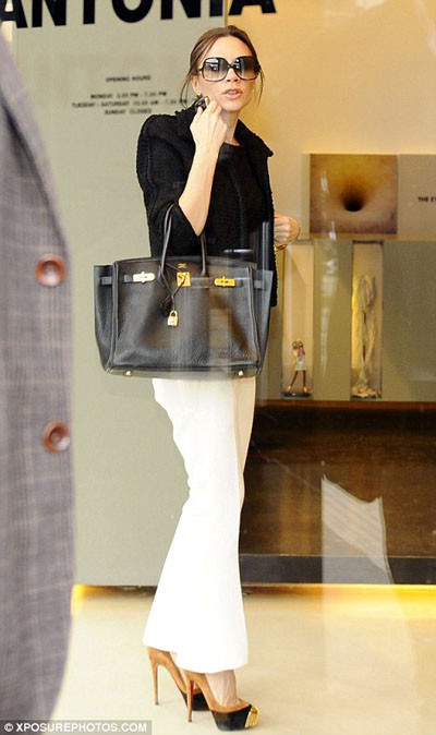 Bàn chân của cô luôn bị siết chặt trong mỗi đôi giày cao gót. Hình ảnh Vic trong đôi giày Maggie da đen vàng trị giá tới 595 bảng Anh và người ta phải choáng váng vì độ cao của nó. Đôi giày có phần gót cao 5,5 inch (gần 14cm) chắc chắn làm chân cô “phát ốm”. Nguồn: 2sao Bàn chân của cô luôn bị siết chặt trong mỗi đôi giày cao gót. Hình ảnh Vic trong đôi giày Maggie da đen vàng trị giá tới 595 bảng Anh và người ta phải choáng váng vì độ cao của nó. Đôi giày có phần gót cao 5,5 inch (gần 14cm) chắc chắn làm chân cô “phát ốm”. Nguồn: 2sao