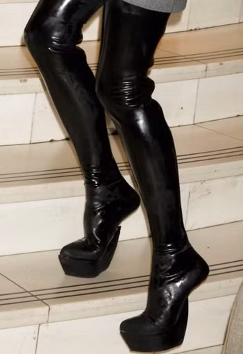 Ngay cả khi đi giày không có gót, bà Beck vẫn giữ thăng bằng rất tốt trong suốt cả buổi tối. Nguồn: Tin 247