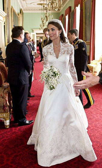 Kate Middleton mặc váy cưới của nhà thiết kế Sarah Burton thuộc hãng thời trang danh tiếng Alexander McQueen trong đám cưới với hoàng tử William. Chiếc váy cưới cổ hình chữ V, tay áo làm từ ren đơn giản mà trang nhã đã khiến Kate đi vào lịch sử như một trong những cô dâu ấn tượng nhất của Hoàng gia Anh. Kate Middleton mặc váy cưới của nhà thiết kế Sarah Burton thuộc hãng thời trang danh tiếng Alexander McQueen trong đám cưới với hoàng tử William. Chiếc váy cưới cổ hình chữ V, tay áo làm từ ren đơn giản mà trang nhã đã khiến Kate đi vào lịch sử như một trong những cô dâu ấn tượng nhất của Hoàng gia Anh.