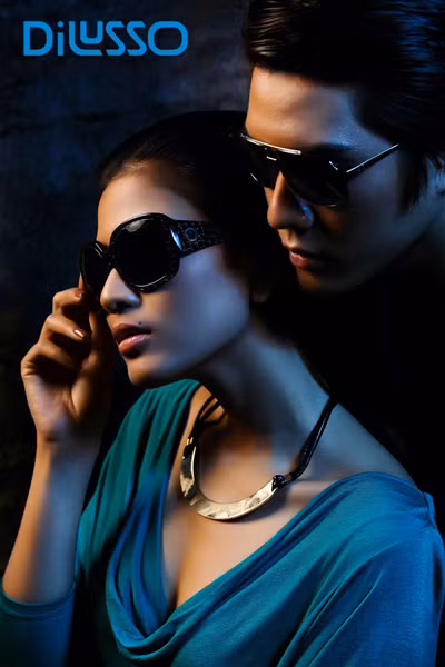 Versace đã trẻ hóa cái mẫu kính thời trang từ những tiểu tiết nhỏ bé nhưng bắt sáng do chế tác từ kim loại nên khiến gương mặt như bừng lên sức sống mới. Bộ sưu tập kính mắt mới nhất từ Versace vừa được giới thiệu tại Silmo Collection 2011 bởi Công Ty TNHH Thời Trang DiLusso - nhà phân phối chính thức của Ray-Ban và các thương hiệu: Vogue, Tiffany&Co., Bvlgari, Prada, Prada Linea Rossa, Dolce&Gabbana, D&G, DKNY của Tập đoàn kính mắt Luxottica, Italy.