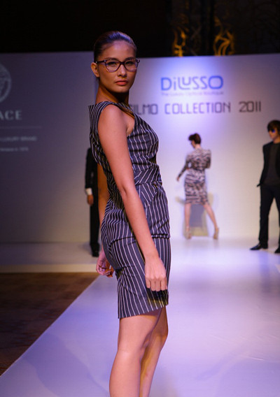 Kim Minh với mắt kính quang đính Medusa kim loại trên tròng mắt. Nữ quỷ xuất hiện với mật độ cao trong mọi thiết kế mới nhất của Versace. Các nhà thiết kế đã phải nghiên cứu làm sao để Medusa ẩn hiện vừa quyến rũ, mê hoặc vừa độc đáo trong xử lý chất liệu.