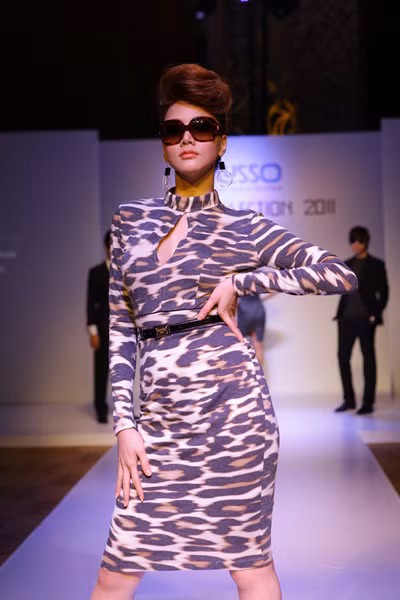 Trang Nhung với thiết kế mới nhất Versace Rubber Evolution.
