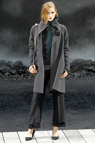 Nằm trong BST thu đông của Chanel, là những chiếc áo măng tô, áo khoác với chất liệu dạ, len, nỉ ấm áp. Nằm trong BST thu đông của Chanel, là những chiếc áo măng tô, áo khoác với chất liệu dạ, len, nỉ ấm áp.