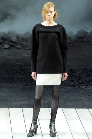 Bên cạnh đó, những mẫu váy mùa thu đông bằng len, dạ mang đến sự quý phái và lạ mắt. Bên cạnh đó, những mẫu váy mùa thu đông bằng len, dạ mang đến sự quý phái và lạ mắt.