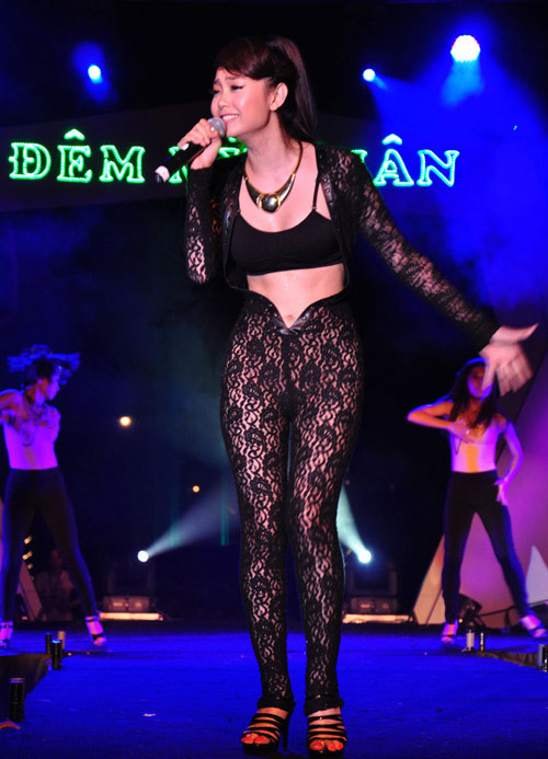 Minh Hằng đã đủ khổ vì "chọn nhầm" bộ đồ ren bodysuit này