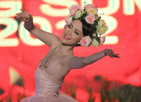 Năm 2011 quả là một năm thành công của Linh Nga. Nhưng tới cuối năm, người đẹp lại gặp "hạn". Chiếc váy xinh đẹp rất hợp xu hướng thời trang thế giới lại khiến người đẹp khổ sở vô cùng. Nếu như chiếc váy đó có thêm hai dây nhỏ mảnh quàng qua vai cùng phần ngực cao hơn, vừa vặn hơn thì hẳn kết cục của câu chuyện đã... có hậu.