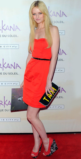 Siêu mẫu Lydia Hearst chắc rất thích đi "taxi" dạo phố. Trang phục đỏ rực rỡ, làm nền cho chiếc túi với vẻ đẹp tinh tế. Siêu mẫu Lydia Hearst chắc rất thích đi "taxi" dạo phố. Trang phục đỏ rực rỡ, làm nền cho chiếc túi với vẻ đẹp tinh tế.