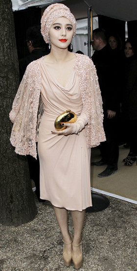 Phạm Băng Băng ấn tượng từ mũ turban đến bóp cầm tay mạ vàng hình hạt điều Phạm Băng Băng ấn tượng từ mũ turban đến bóp cầm tay mạ vàng hình hạt điều