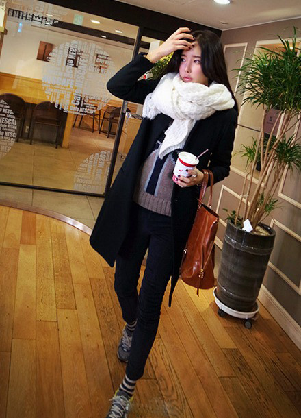 Với những cô nàng thích gọn gàng, có thể quấn gọn khăn len như thế này Với những cô nàng thích gọn gàng, có thể quấn gọn khăn len như thế này