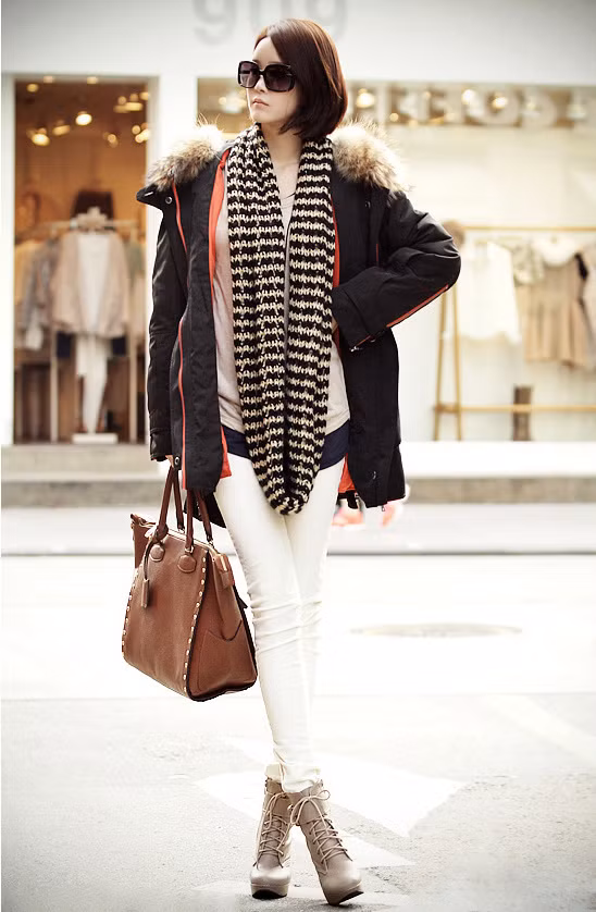 Hoặc thay vì quấn khăn to sụ trên cổ, bạn có thể buông thỏng thế này. Hãy làm nổi bật bản thân và phong cách ăn mặc chỉ bằng những chiếc khăn tưởng như đơn giản nhưng tác dụng không hề nhỏ.