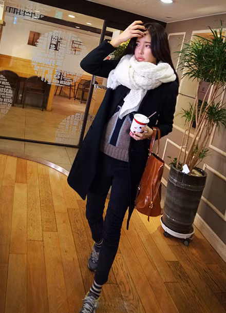 Với những cô nàng thích gọn gàng, có thể quấn gọn khăn len như thế này