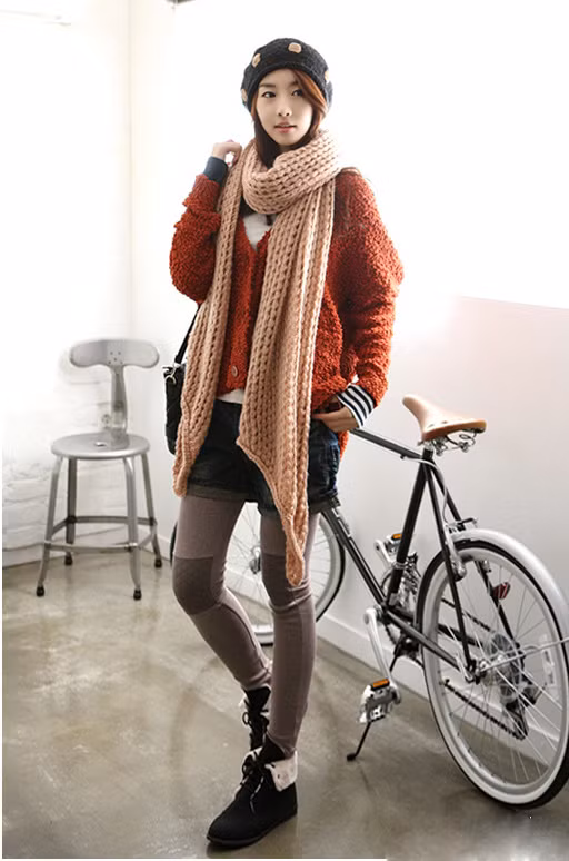 Dù trang phục của bạn có bụi bặm đến mấy, với kiểu khăn này, cũng làm mình thêm nữ tính và nhẹ nhàng.