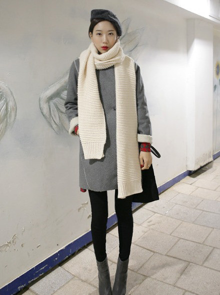 Với những chiếc áo dáng dài, hay váy liền bạn hãy để chiếc khăn len buông thả tự nhiên dài miên man xuống phía dưới, trông cực kì phong cách. Với những chiếc áo dáng dài, hay váy liền bạn hãy để chiếc khăn len buông thả tự nhiên dài miên man xuống phía dưới, trông cực kì phong cách.