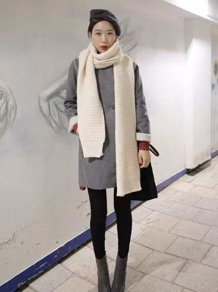 Với những chiếc áo dáng dài, hay váy liền bạn hãy để chiếc khăn len buông thả tự nhiên dài miên man xuống phía dưới, trông cực kì phong cách.