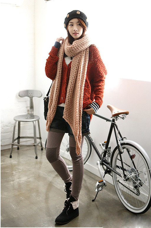 Dù trang phục của bạn có bụi bặm đến mấy, với kiểu khăn này, cũng làm mình thêm nữ tính và nhẹ nhàng. Dù trang phục của bạn có bụi bặm đến mấy, với kiểu khăn này, cũng làm mình thêm nữ tính và nhẹ nhàng.