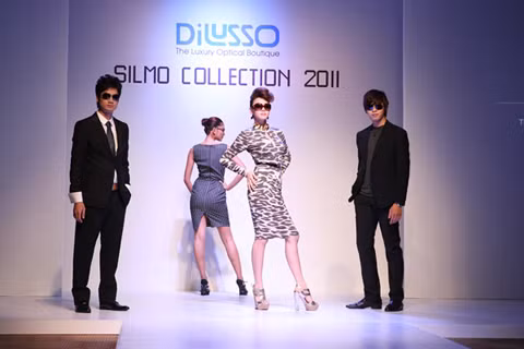 Versace từ Silmo Collection với những nét chấm phá độc đáo bằng hình tượng nữ quỷ Medusa như tăng thêm sức nóng cho các bộ sưu tập kính.