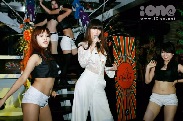 Hà Anh 'nghiến răng' sexy trong giá lạnh ảnh 1