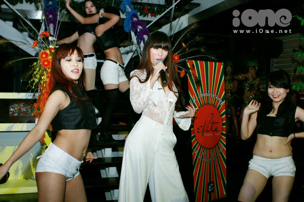 Hà Anh 'nghiến răng' sexy trong giá lạnh ảnh 1