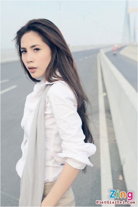 Không phải lúc nào sexy cũng là đẹp. Thủy Tiên cực giản dị nhưng rất tinh tế khi lựa chọn trang phục này để quay MV "Chợt là nỗi đau" Nguồn: Zing Không phải lúc nào sexy cũng là đẹp. Thủy Tiên cực giản dị nhưng rất tinh tế khi lựa chọn trang phục này để quay MV "Chợt là nỗi đau" Nguồn: Zing