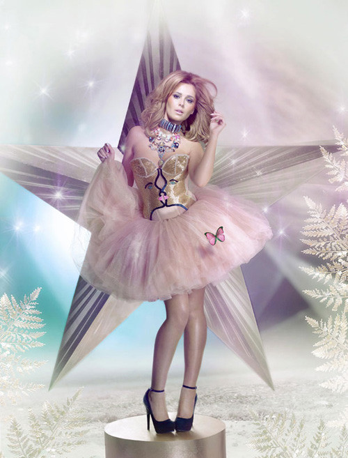 Cheryl - mỹ nhân tài sắc vẹn toàn ảnh 2 Không những tự thiết kế, cựu ca sĩ nhóm Girls Aloud còn kiêm luôn vai trò người mẫu quảng cáo cho sản phẩm giày của mình.