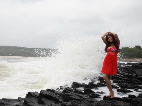 Người đẹp thích thú vui đùa với những ngọn sóng bạc đầu.