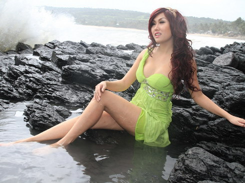 Sau khi chụp chán váy đỏ, Phi Thanh Vân chuyển sang bộ váy màu xanh mát mắt., với phần cổ sexy để lộ vòng 1.