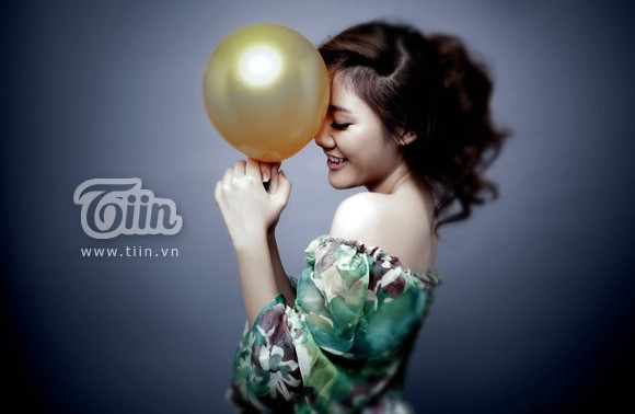 Văn Mai Hương thể hiện sự trẻ trung, căng tràn sức sống của cô bé 17 tuổi. Văn Mai Hương thể hiện sự trẻ trung, căng tràn sức sống của cô bé 17 tuổi.