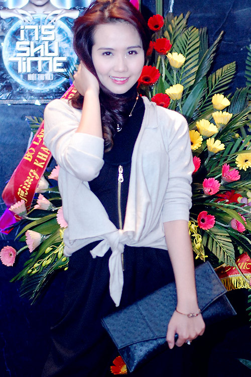 Phương Mai khoe chân dài giữa mùa đông Hà Nội