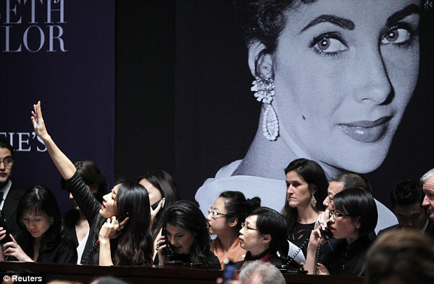 Không khí sôi nổi của phiên đấu giá