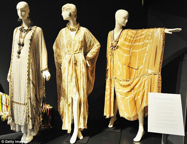 Tất cả các bộ váy được bán đấu giá đều là những bộ được Elizabeth Taylor từng mặc trong những dịp đặc biệt như lễ cưới, dự tiệc…