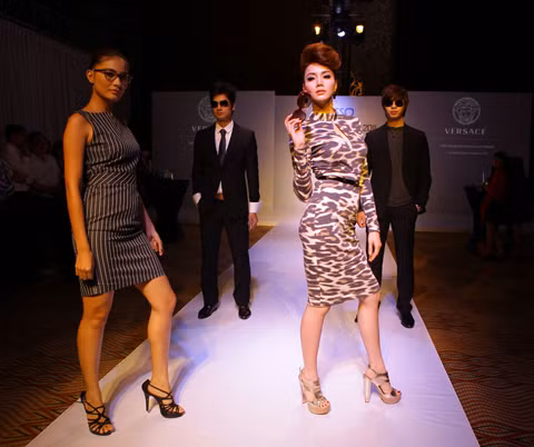 Thiết kế Versace đậm tính bay bổng, lãng mạn nhưng ở đâu đó vẫn mạnh mẽ, cá tính và đầy cuốn hút. Kế thừa những gì Gianni làm được, cô em gái nhỏ Donnatella Versace cũng đã tạo được những “cơn bão” trên sàn diễn mỗi mùa mốt mới.