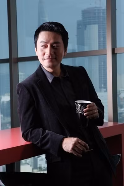 Anh chọn trang phục công sở với rất nhiều mẫu áo vest bằng các chất liệu khác nhau phù hợp với hoàn cảnh và thời tiết.