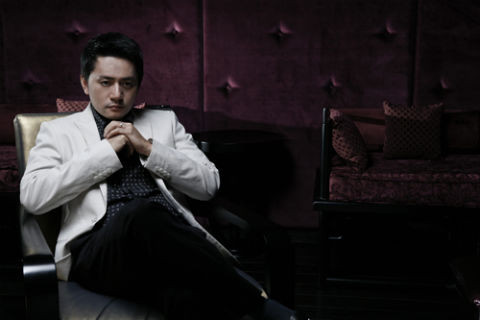 Trương Minh Cường lôi cuốn và đầy nam tính với phong cách ăn mặc này.