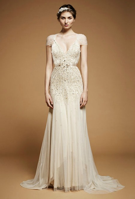 Chiếc váy cưới tựa như đầm cho thảm đỏ trong BST Mùa Thu 2012 của Jenny Packham. Nữ diễn viên Lea Michele từng diện bộ cánh này tới tham dự giải Người Phụ Nữ Của Năm do Glamour tổ chức.