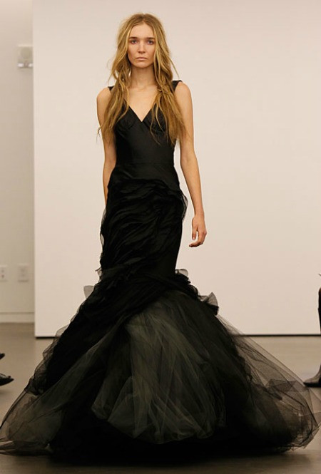 Chiếc váy cưới màu đen đặc biệt trong BST Mùa Thu năm 2012 của Vera Wang với phần chân tuyệt đẹp.