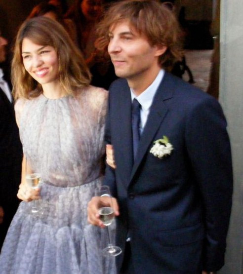“Những cô dâu thời trang nhất năm 2011” ảnh 7 Nữ đạo diễn Sofia Coppola kết hôn với Thomas Mars tại Bernalda, Ý vào ngày 27/8. Trong lễ cưới, cô dâu lộng lẫy với chiếc váy chất liệu chiffon màu tím nhạt. Màu sắc khác biệt của chiếc váy đã khiến cô dâu nổi bật, dù khách mời của đám cưới đều là những ngôi sao Hollywood nổi tiếng.