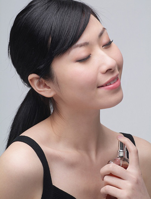 Bạn nên xịt nước hoa trong khu vực của làn da có thể nhìn thấy được các mạch máu, chẳng hạn như cổ tay, khuỷu tay, cổ... Bởi vì những khu vực có nhiệt độ ấm hơn sẽ khiến nước hoa được hấp thu nhanh hơn và giữ được hương vị lâu dài hơn. Ảnh minh họa