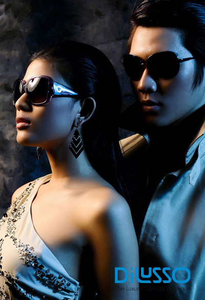 Kính mắt Versace với logo nữ quỷ Medusa. Lồng ghép logo nữ quỷ vào những chi tiết nhỏ với đường kính chưa đầy 3cm cùng chi tiết trạm trổ tinh vi và sắc nét đã đem tới cho gọng kính Versace vẻ đẹp đầy phong cách.