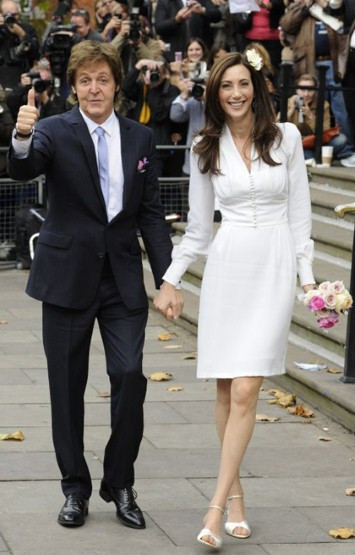 “Những cô dâu thời trang nhất năm 2011” ảnh 8 Đầu tháng 10/ 2011, cựu thành viên nhóm The Beatles Paul McCartney kết hôn lần thứ ba với Nancy Shevell. Chiếc váy cưới kín đáo do chính Stellar McCartney, con gái riêng của Paul thiết kế đã giúp cô dâu 51 tuổi trẻ trung và rạng rỡ mà không gây cảm giác “cưa sừng làm nghé”.