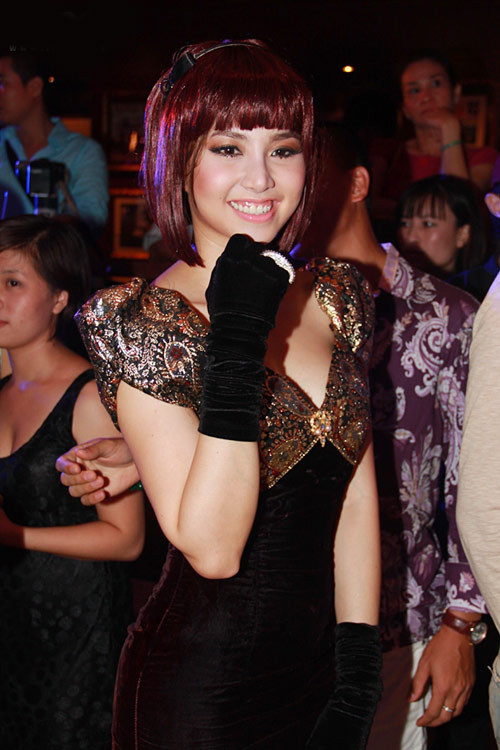 Mặc đồ nhung sexy như sao Việt ảnh 16 Mặc đồ nhung sexy như sao Việt, Thời trang, thoi trang sao, trang phuc nhung, thoi trang, phong cach sao, sexy,